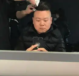 岳云鹏说手机里没有自拍照了网友献上了表情包图
