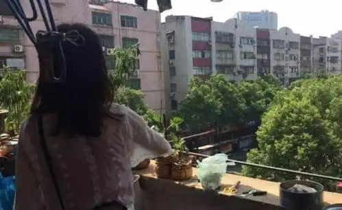 又酿惨剧天上掉下杠铃铁块,正中女子脑袋,当场倒地血流不止
