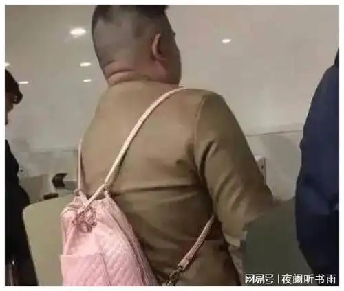 搞笑gif段子直播的也太认真了,差点小命不保啊
