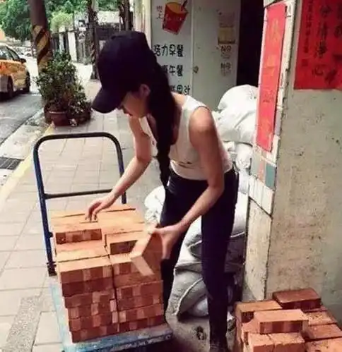 新招的搬砖女工,这么漂亮的妹子来搬砖好吗
