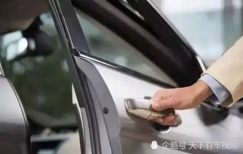 只要是坐别人的车,不管你们关系有多好,4件蠢事都不要做
