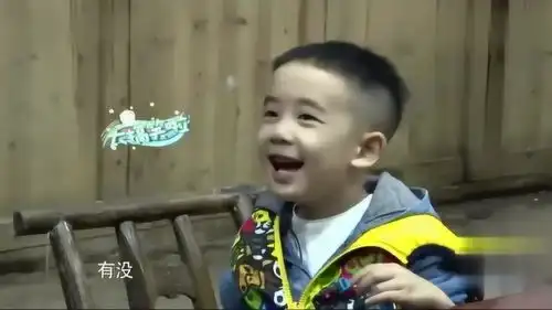 小小春见陈小春与别人说反话,开心大笑直呼他们比较搞笑
