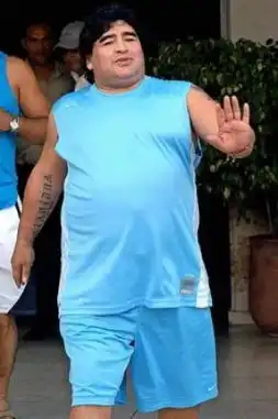 马拉多纳现身转播中心减肥21斤当众掀衣秀腹肌
