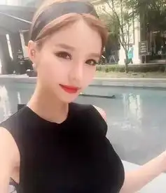搞笑图片美女包包很漂亮
