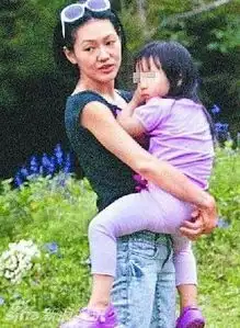 幻灯图小s微博秀天伦之乐带女儿看动物现场直播

