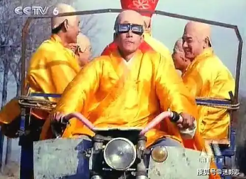 28年前,陈佩斯邀请赵丽蓉,拍出国产黑色喜剧巅峰,至今很讽刺葬礼
