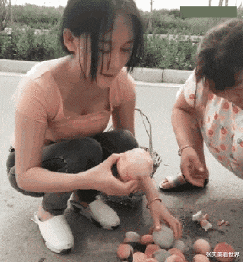 搞笑gif姑娘,屁股挺疼的吧别坚持了

