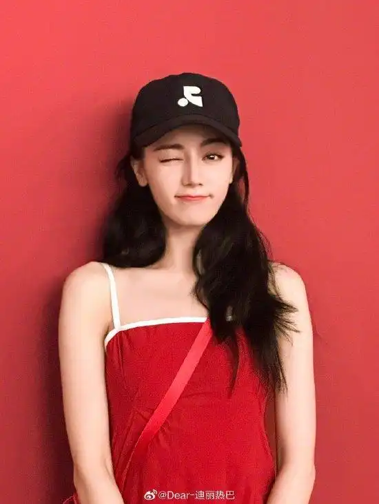 迪丽热巴微博营业晒红裙美照戴棒球帽对镜甜笑wink
