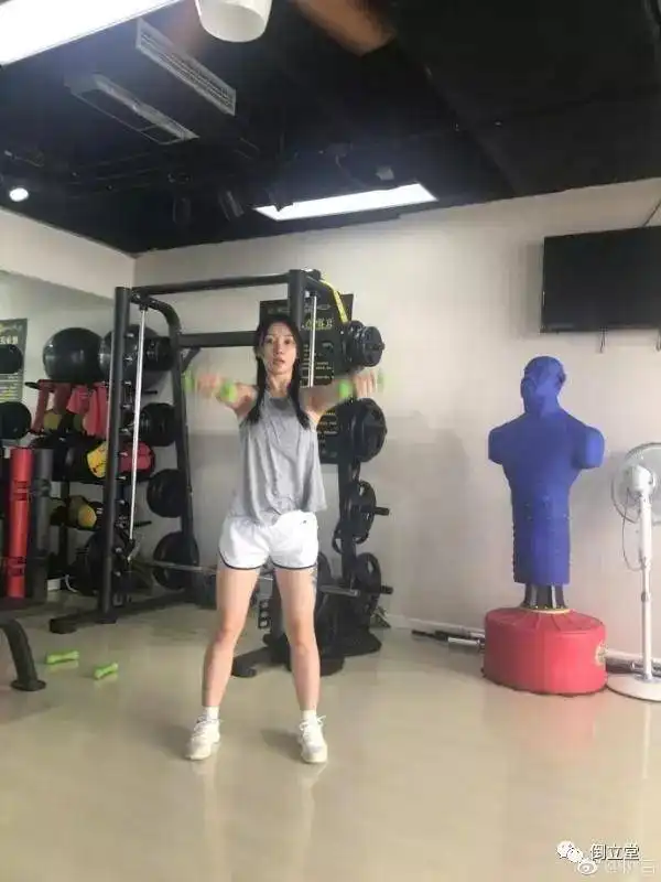 柳岩晒健身照遭群嘲,柳岩我不是胖是壮
