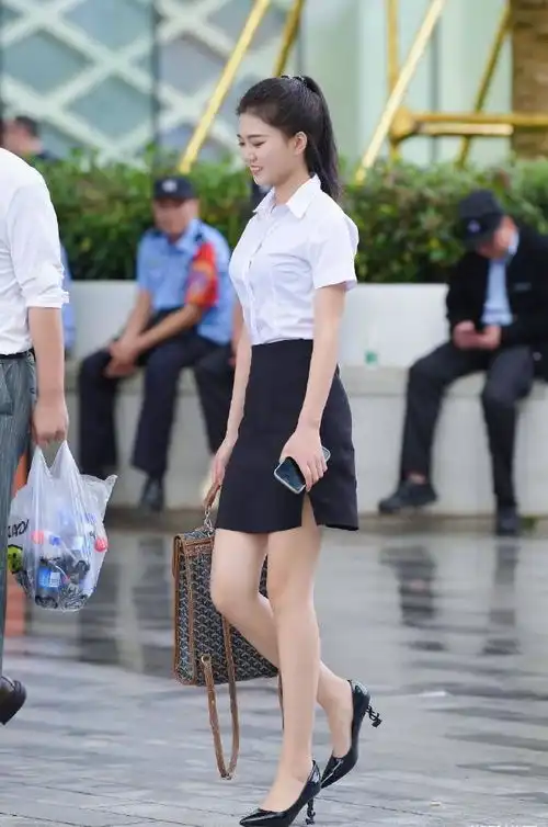美女秘书都下班了,一起走的时候聊的大多是薪水吧
