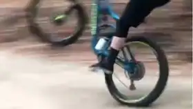 山地车骑行一条上上下下的有趣林道
