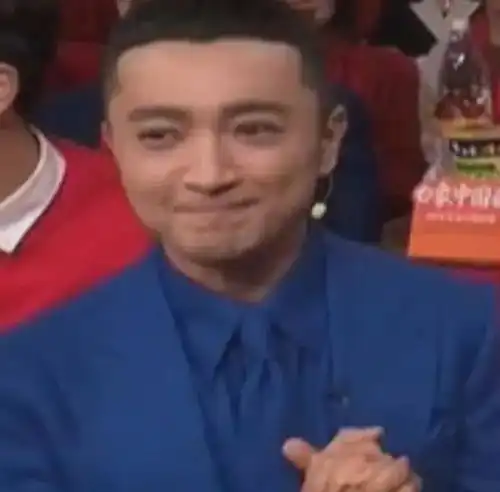 春晚爆笑看点沈腾马丽真喝,表演者头饰掉了,导播镜头切失误
