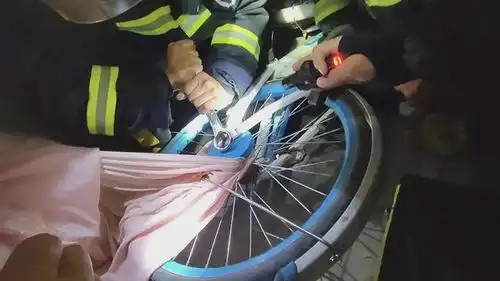萧山姑娘骑自行车回家,快到小区门口突然骑不动了回头一看好尴尬
