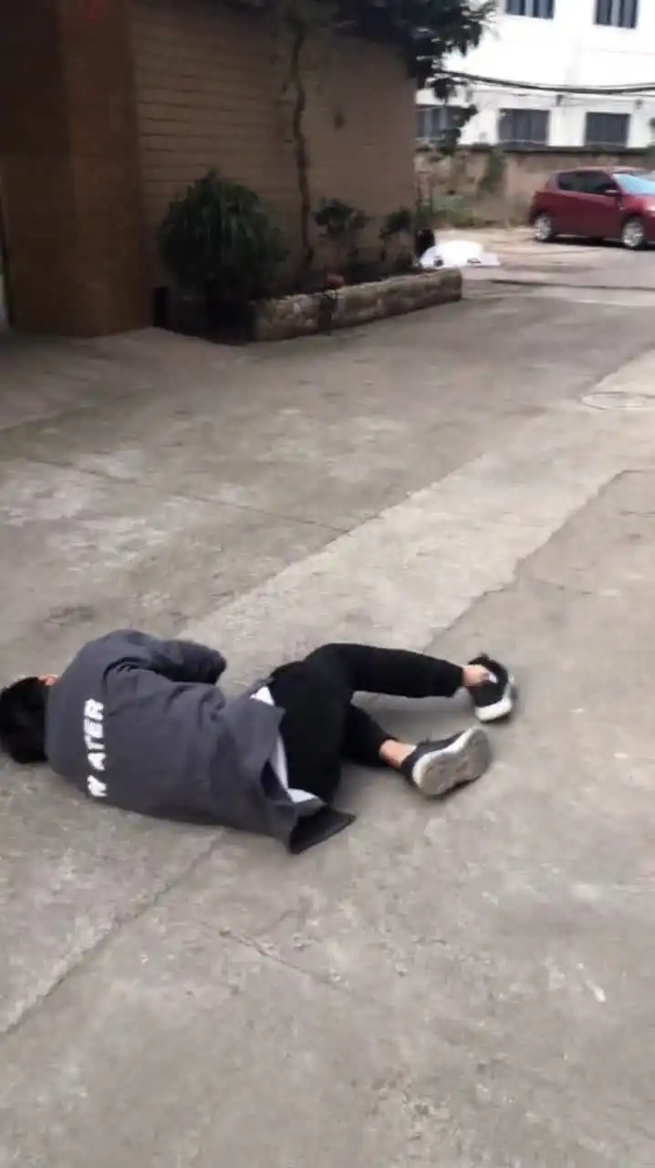 搞笑,这个的段子很火哦
