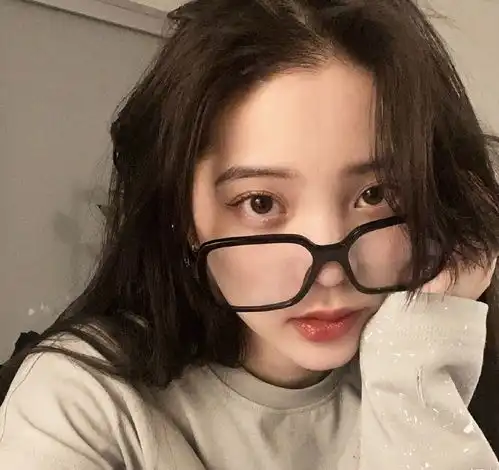欧阳娜娜穿棕色宽松上衣搞怪自拍,非常的活泼可爱
