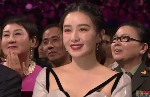 照妖镜下女星,阚清子烈焰红唇气场大开,迪丽热巴表情失控
