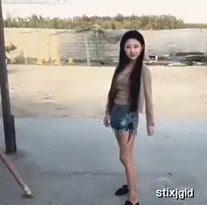 搞笑gif趣图重量级人物闪亮登场姑娘一脸茫然
