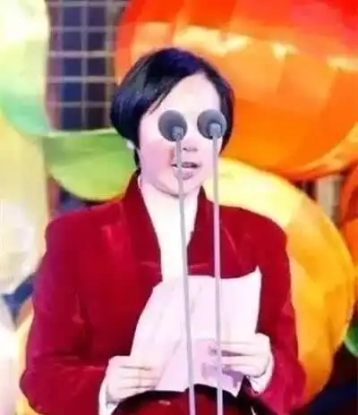 搞笑gif趣图女友给我们家狗狗点了个媒婆痣笑死我了
