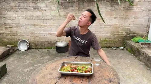 酒鬼阿大搞个芹菜炒腊肉,一个人痛快喝起来,真的太潇洒了
