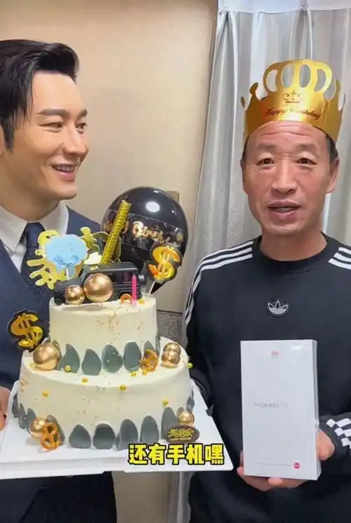 黄晓明拍戏不忘带员工下馆子庆生,豪气点餐还发大红包,又帅又暖
