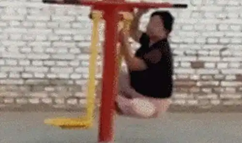 搞笑gif趣图好男不跟女斗,哥们我就想问你嘴疼不疼啊
