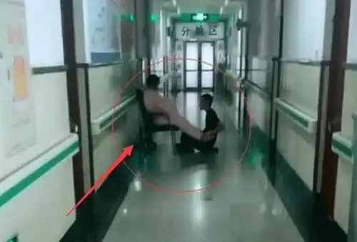 男子在医院陪护准妈妈做出的动作让他一夜走红,网友被人家的老公

