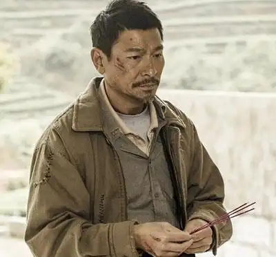 同是演乞丐,周星驰用手抓饭,刘德华睡大街,杨颖是来搞笑的吗
