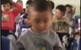 幼儿园打瞌睡的小孩
