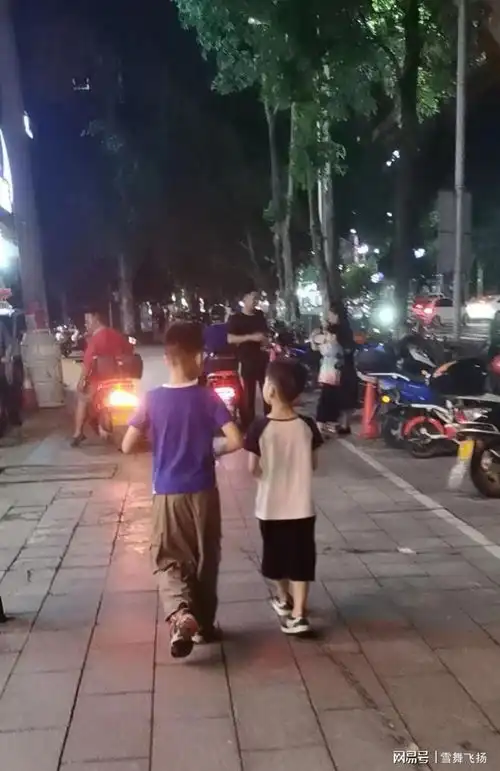 广西梧州一路伴随,温暖走失男孩回家路
