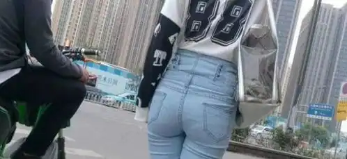 搞笑图片大姐,你下脚也太黑了吧,人家姑娘不就是想抽根烟嘛
