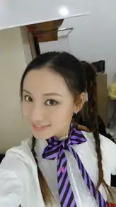 卸下眼镜的世博妞很清纯
