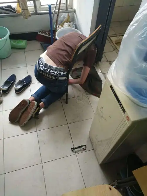 搞笑
