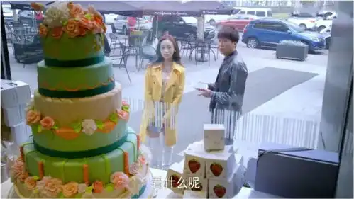 美女看上橱窗里的多层蛋糕,富二代看到后,要给她办一场惊喜宴会
