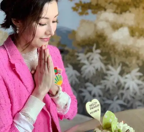 李嘉欣庆48岁生日,红裙配桃红上衣不俗气,少女感不输47岁黎姿
