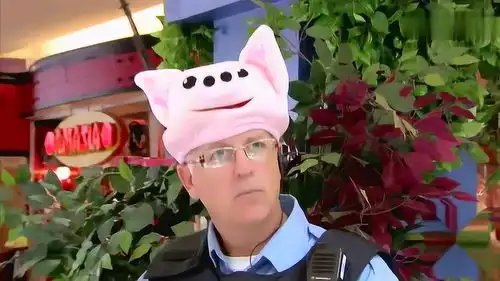 恶搞小鬼悄悄给大叔戴上猪头帽,下一幕妹子却忍不住大笑起来
