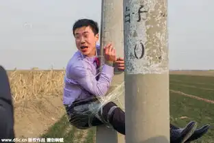 山东新郎遭好友恶搞被用胶带绑上电线杆
