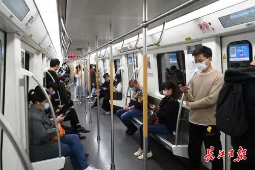 上班族乘地铁,宁站不挤坐图集
