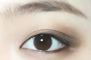清纯般烟熏妆,这种轻性感最受欢迎
