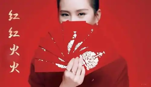 刘诗诗新春大片曝光,穿红衣喜气洋洋,写毛笔字气势豪迈
