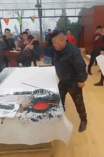 搞笑gif趣图为了钓鱼容易吗哈哈,看着石头掉下去我就放心了
