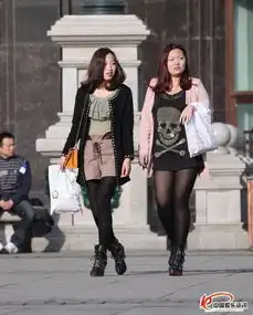 广场街拍的两个黑丝腿美女
