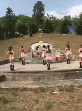 搞笑gif趣图老婆,你看看瓶子里有个啥
