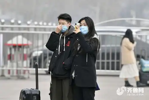 组图探访节前济南火车站旅客戴口罩谨慎出行
