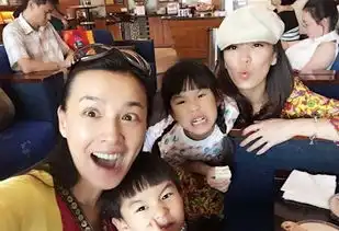 45岁阔太张庭皮肤嫩滑无皱纹儿女出镜被赞颜值高图
