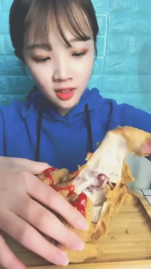 听说最近很流行吃鸡,这样一只炸得金黄酥脆的鸡,你喜欢吗
