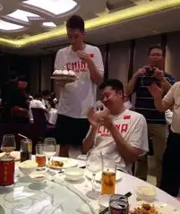 球迷自发给大郅送蛋糕庆生大郅用表现回报大家
