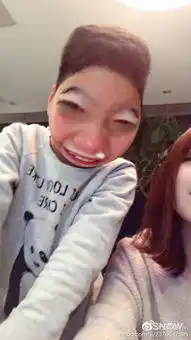 组图王中磊子女搞怪自拍网友赞姐弟好有爱
