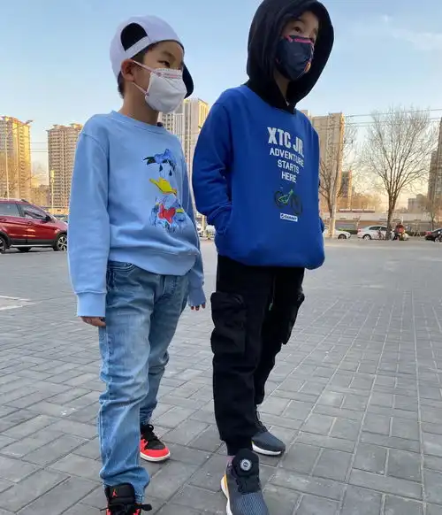 胡可晒大儿子近照,安吉长胖不少,小圆脸十分可爱
