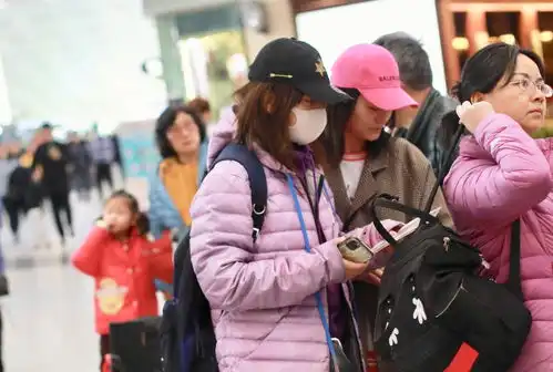 组图赵薇穿紫羽绒服配黄鞋很清新背双肩包走休闲风年轻减龄
