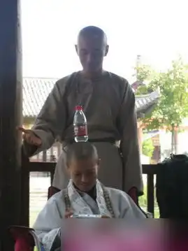 古装戏幕后欢乐搞笑娘娘格格全在拿手机打电话
